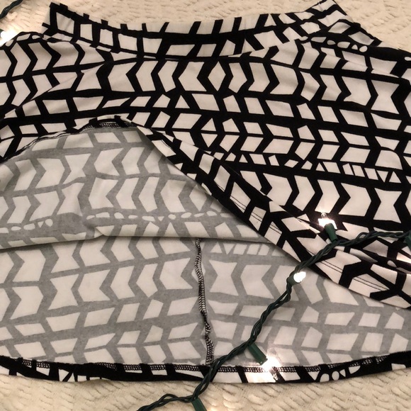 Black and white mini skirt - Picture 2 of 3